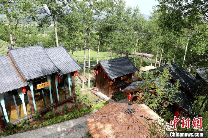 圖為景區(qū)內(nèi)依山而建的民宿。　薛蒂 攝
