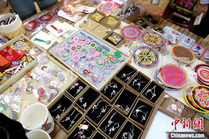 圖為盤繡作品?！⊙Φ?攝