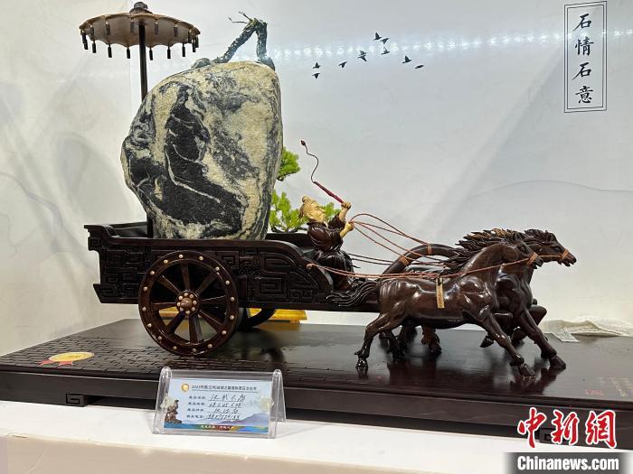 8月3日——7日，2023中國(蘭州)絲綢之路國際賞石文化節(jié)在甘肅國際會展中心舉行。圖為名為《漢武大帝》的黃河石。楊娜 攝</p><p>