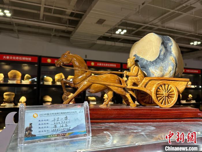 8月3日——7日，2023中國(蘭州)絲綢之路國際賞石文化節(jié)在甘肅國際會展中心舉行。圖為黃河石擺件《千古一帝》。楊娜 攝</p><p>