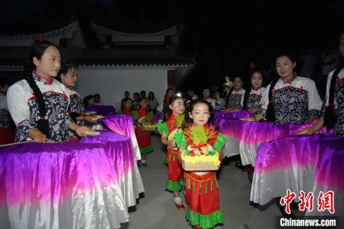 甘肅省西和縣姜席鎮(zhèn)晚霞湖畔，當(dāng)?shù)孛耖g舉行盛大的乞巧儀式。魏朵朵 攝