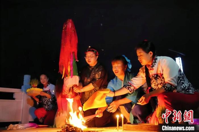 持續(xù)七天八夜的乞巧節(jié)正在西漢水上游的甘肅省西和縣進(jìn)行。西和縣姜席鎮(zhèn)晚霞湖畔，民眾“巧頭”點蠟、炷香、焚裱紙、跪拜，準(zhǔn)備將“巧娘娘”請進(jìn)院。魏朵朵 攝