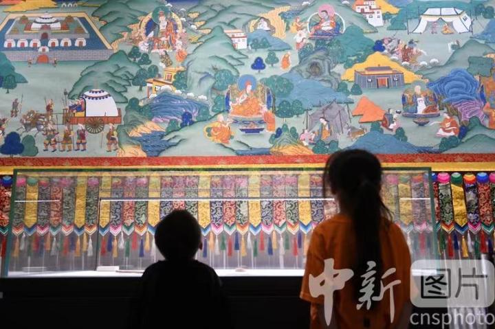 圖為觀眾參觀唐卡《涼州會盟》。 中新社記者 戴文昌 攝