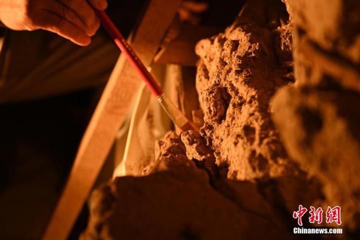 8月25日，文物修復(fù)師牟常有進(jìn)行文物修復(fù)工作。