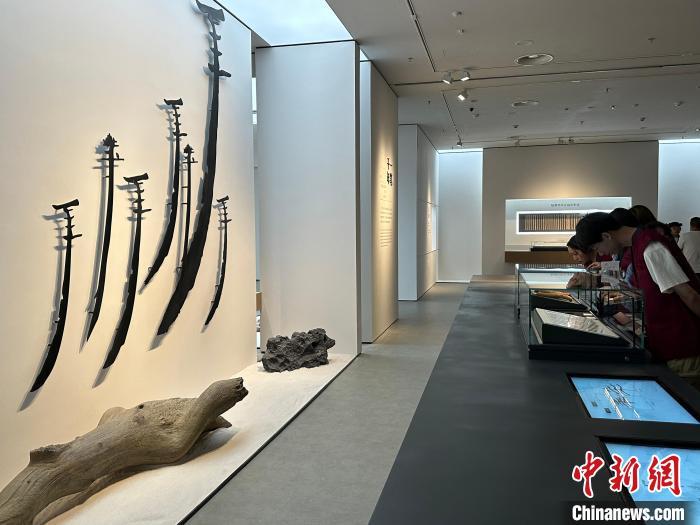圖為觀眾在甘肅簡牘博物館參觀。中新社記者 戴文昌 攝
