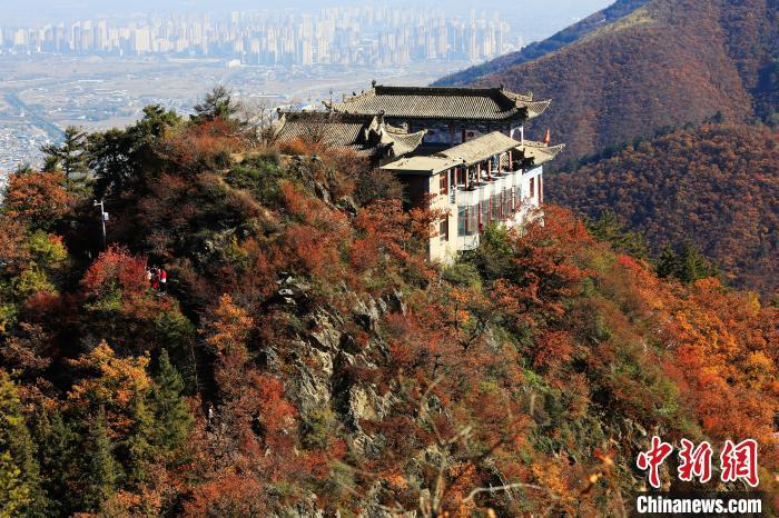 深秋，位于蘭州市榆中縣的興隆山，漫山遍野成五彩顏色。張?zhí)鞂?攝