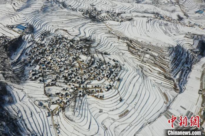 圖為航拍甘肅隴南市西和縣的“雪后鄉(xiāng)村”。(資料圖)張平良 攝