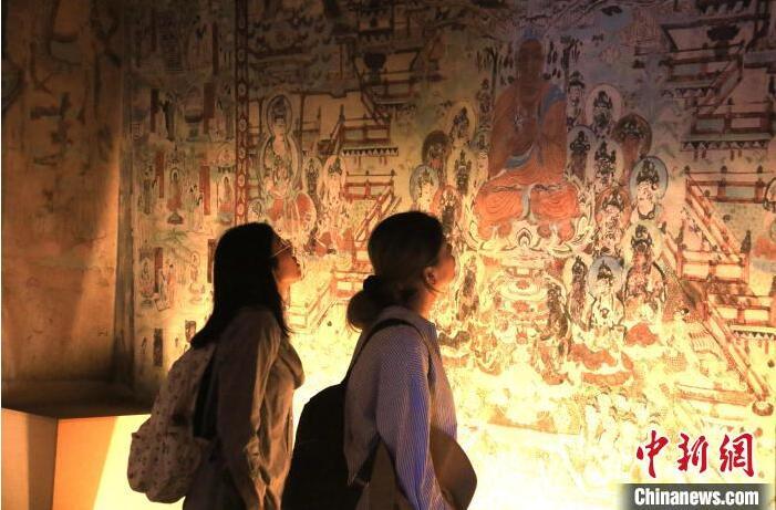 2023年8月27日，游客在甘肅省敦煌市博物館參觀文物展。張曉亮 攝(資料圖)