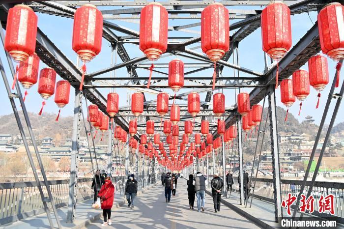 1月30日，裝扮一新的中山橋為即將到來的新春佳節(jié)增添節(jié)日氛圍。九美旦增 攝</p><p>