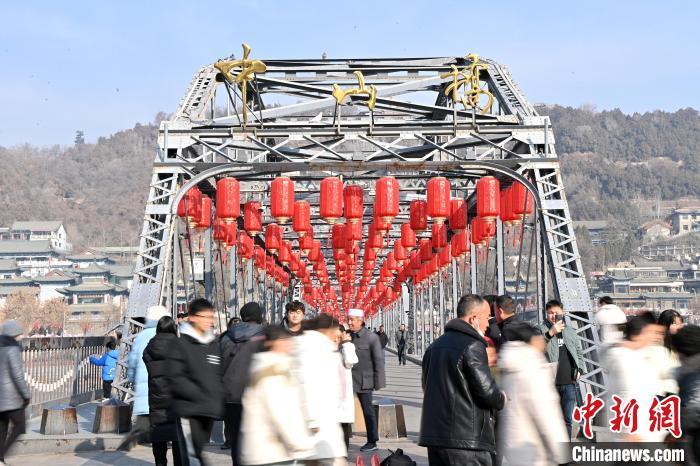 1月30日，裝扮一新的中山橋為即將到來的新春佳節(jié)增添節(jié)日氛圍。九美旦增攝</p><p>