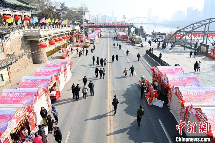 1月30日，蘭州黃河畔的年貨集市吸引顧客選購年貨。九美旦增 攝</p><p>