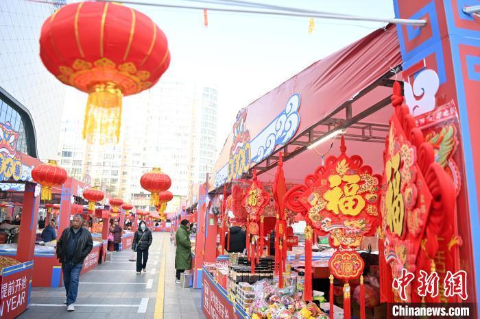1月30日，蘭州街頭琳瑯滿目的年貨吸引顧客選購。九美旦增 攝</p><p>