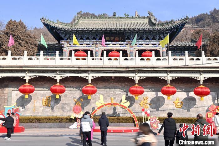 1月30日，裝扮一新的蘭州白塔山公園節(jié)日氛圍濃厚。九美旦增 攝</p><p>