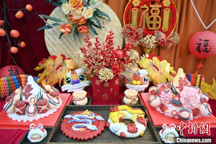 1月25日，春節(jié)臨近，蘭州一花饃店“龍”元素花饃熱銷。圖為展出的“龍”元素花饃。九美旦增 攝