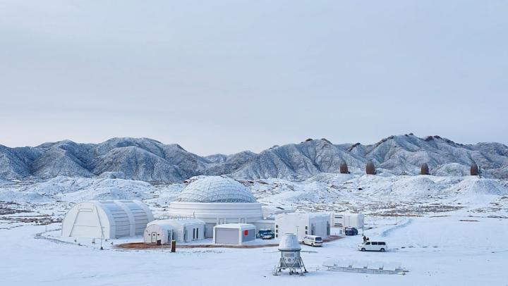 2023年12月14日拍攝的甘肅省金昌市“火星1號(hào)基地”雪后景象。新華社發(fā)(李婷 攝)