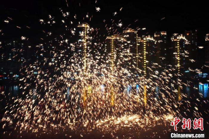 “過年打鐵花”是臨夏州永靖縣的民俗傳統(tǒng)。這項民俗表演，其實有著硬核技術作支撐，那就是入選國家級非遺的“永靖王氏生鐵冶鑄技藝”。侯奇志 攝</p>
<p>