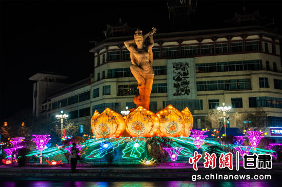 2024年春節(jié)期間，敦煌市中心盤旋路上的反彈琵琶燈組。王斌銀 攝