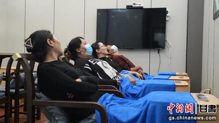 圖為當(dāng)?shù)鼐用耋w驗(yàn)藏醫(yī)院診療。卓瑪草 攝
