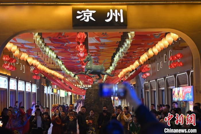 圖為游人拍攝煥然一新亮相的街區(qū)。李亞龍 攝</p>
<p>