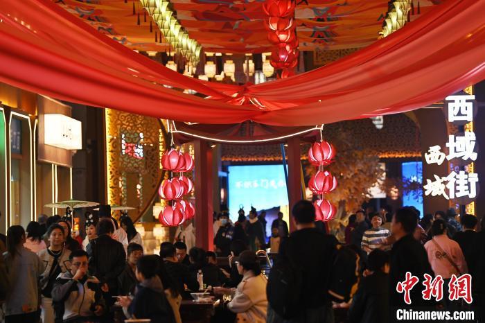 圖為街區(qū)現(xiàn)場游客絡(luò)繹不絕。李亞龍 攝</p>
<p>
