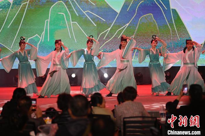 圖為工作人員進(jìn)行舞蹈表演。李亞龍 攝