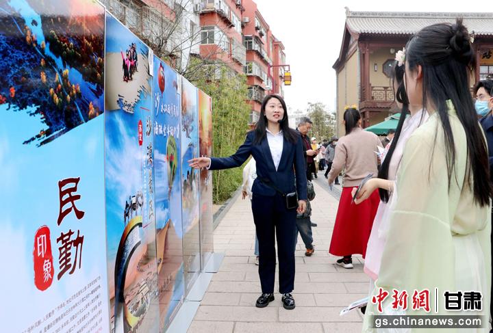 3月下旬，民勤縣在天水啟漢樓廣場舉行推介會，宣傳本地旅游資源和農(nóng)特優(yōu)產(chǎn)品。圖為工作人員向游客介紹民勤自然風(fēng)光、歷史文化。馬愛彬 攝