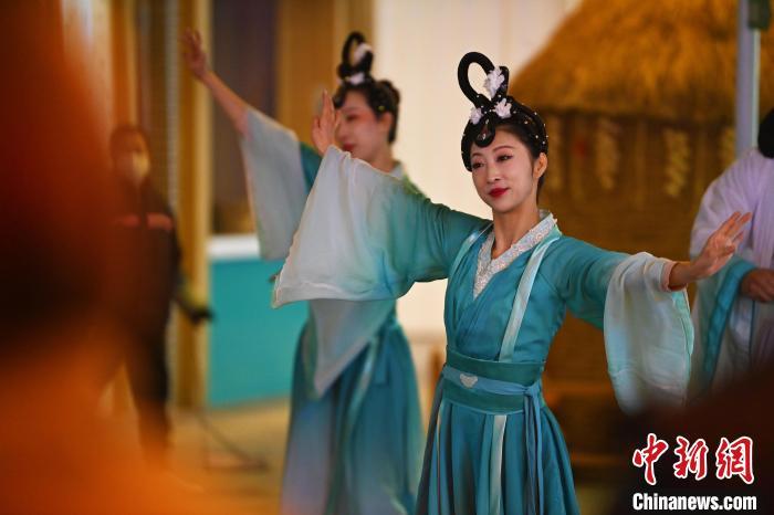圖為工作人員進行舞蹈表演。李亞龍 攝</p><p>