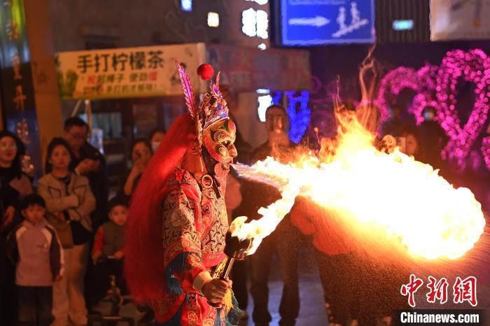 圖為工作人員進行雜耍表演。李亞龍 攝</p><p>