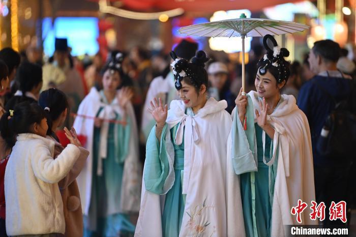 圖為街區(qū)人員著傳統(tǒng)服飾與游人互動。李亞龍 攝</p><p>