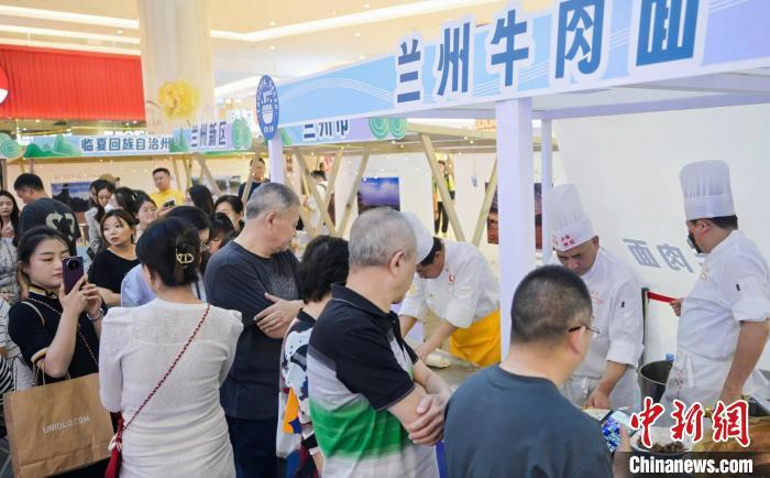 5月11日，“醉美玉如意·感恩幫扶情”甘肅(天津)文創(chuàng)非遺市集和特色美食展示活動在天津舉行。(天津市文旅局供圖)