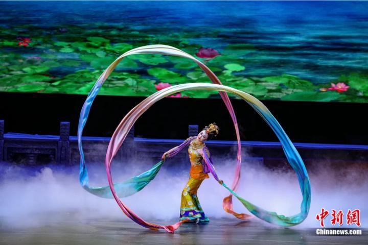 2023年4月17日晚，中國經(jīng)典舞劇《絲路花雨》在澳門百老匯劇場演出。甘肅演藝集團(tuán) 供圖