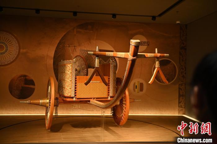 甘肅張家川縣馬家塬車輿博物館內(nèi)展陳的等比例復(fù)原戰(zhàn)國西戎車輿 中新社記者 李亞龍 攝
