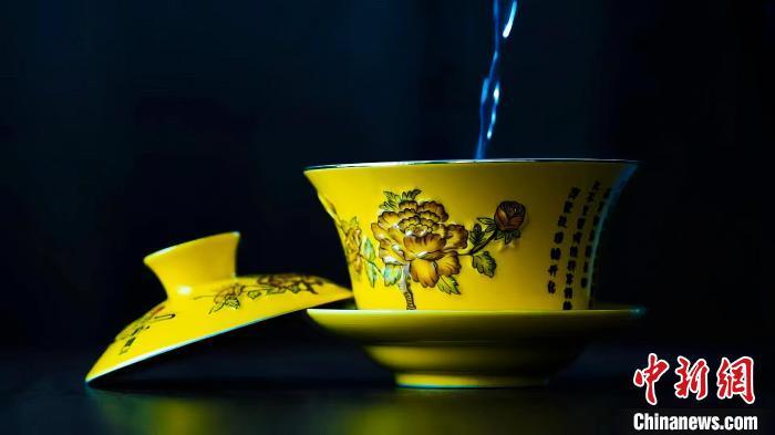 2023年5月，拍攝的臨夏特色茶飲——蓋碗茶。(資料圖)臨夏市融媒體中心供圖