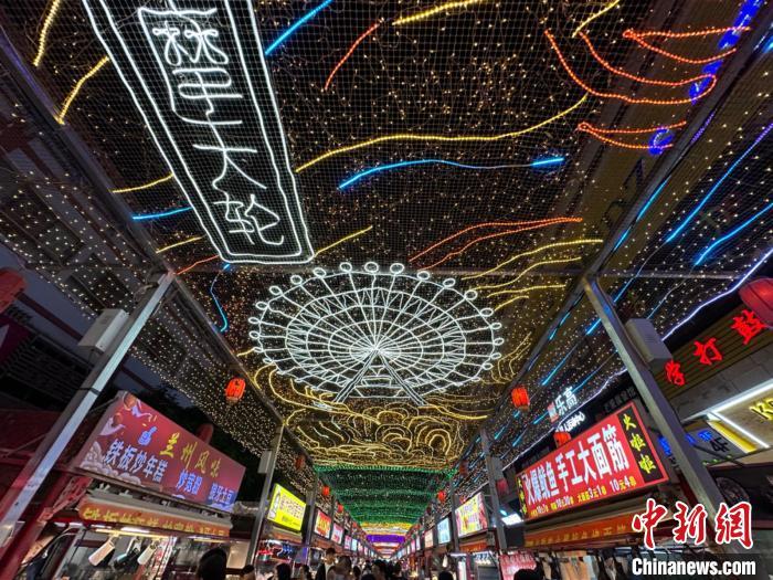 圖為明清街夜市燈光點(diǎn)亮具有武威文化元素的“摩天輪”彩燈?！〈魑牟?攝</p><p>