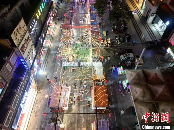 圖為明清街夜市燈光點(diǎn)亮具有武威文化元素的“銅奔馬”彩燈。(無人機(jī)照片) 　戴文昌 攝</p><p>