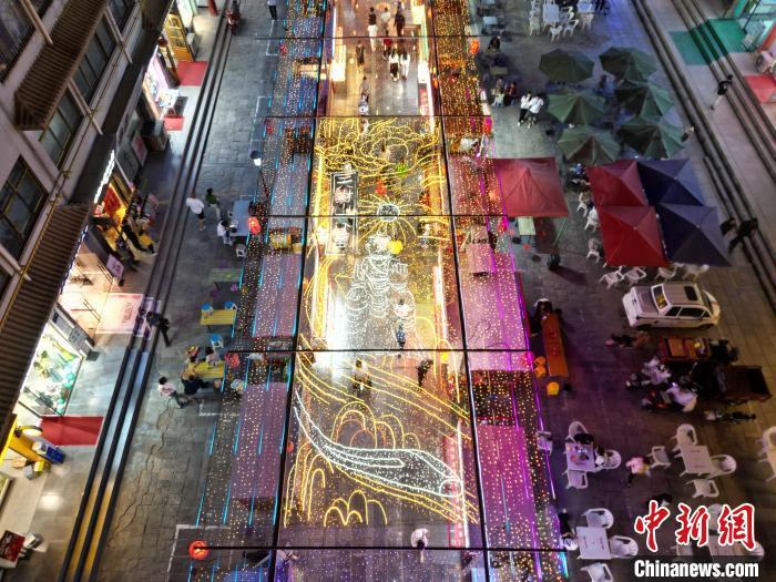 圖為明清街夜市燈光點(diǎn)亮具有武威文化元素的“天梯山石窟”彩燈。(無人機(jī)照片) 　戴文昌 攝</p><p>