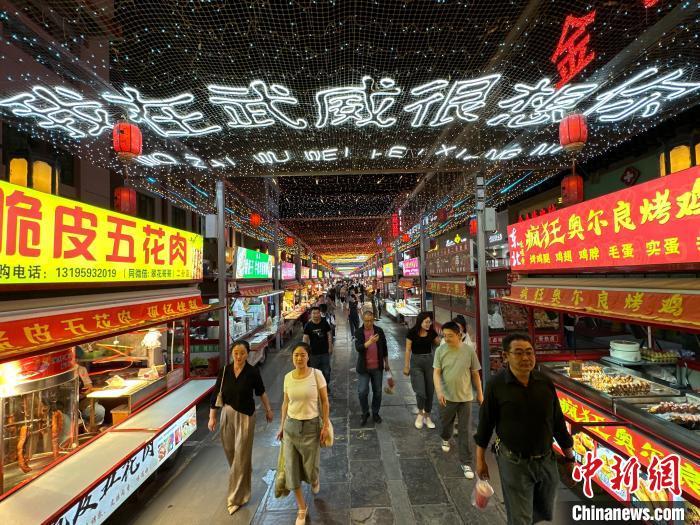 圖為明清街夜市燈光點(diǎn)亮“我在武威很想你”?！〈魑牟?攝</p><p>