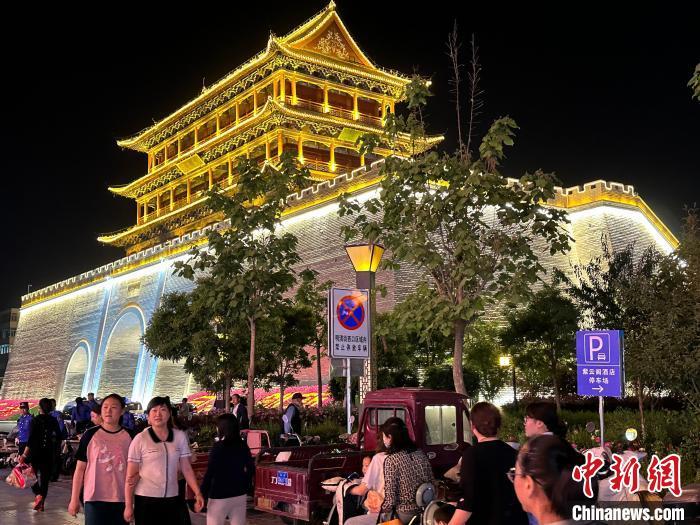圖為夜幕降臨，涼州古城門燈光亮起?！〈魑牟?攝