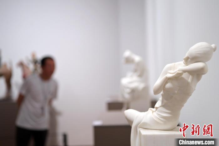 5月21日，在“絲路印跡”雕塑藝術(shù)作品展展出的作品《綺羅香·香》。九美旦增 攝</p>
<p>