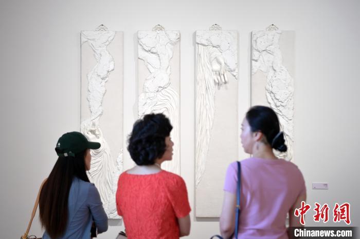 5月21日，觀眾參觀在“絲路印跡”雕塑藝術(shù)作品展展出的作品《無相》。九美旦增 攝</p>
<p>