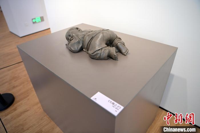 5月21日，在“絲路印跡”雕塑藝術(shù)作品展展出的作品《大地之子》。九美旦增 攝</p>
<p>