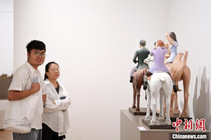 5月21日，觀眾參觀在“絲路印跡”雕塑藝術(shù)作品展展出的雕塑作品《絲路話語》。九美旦增 攝</p>
<p>