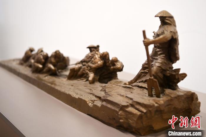 5月21日，在“絲路印跡”雕塑藝術(shù)作品展展出的作品《治水為民·禹德九州》。九美旦增 攝</p>
<p>