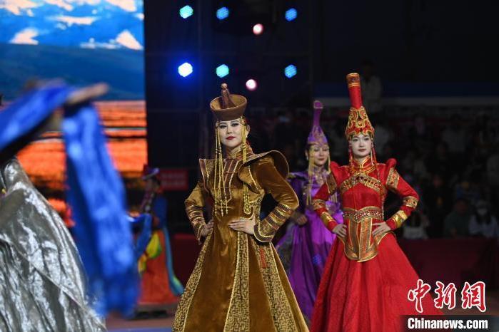 圖為開幕式現(xiàn)場(chǎng)蒙古族服飾秀。李亞龍 攝</p>
<p>