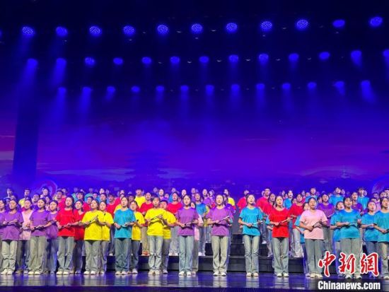 5月28日晚，“詩意甘肅·絲路長風(fēng)三千里”——月出涼州·武威詩會在甘肅省武威市漢唐天馬城舉行。楊娜 攝