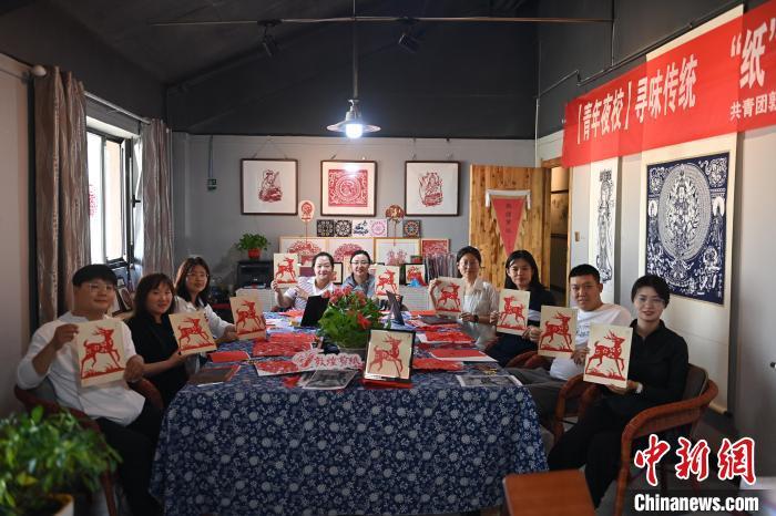 6月6日，在甘肅敦煌青年夜校課程中，青年學(xué)員展示學(xué)習(xí)敦煌非遺剪紙的成果。