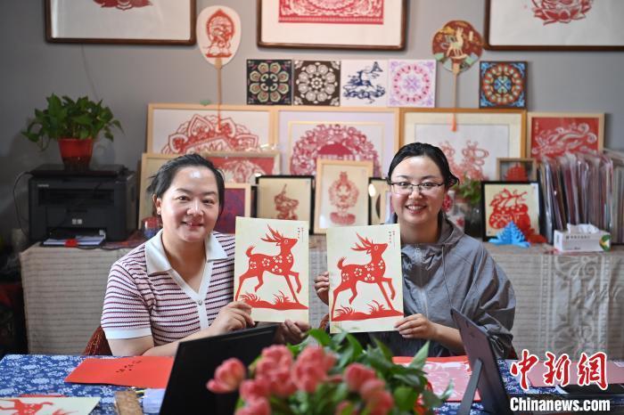 6月6日，在甘肅敦煌青年夜校課程中，青年學(xué)員展示學(xué)習(xí)敦煌非遺剪紙的成果。李亞龍 攝　　