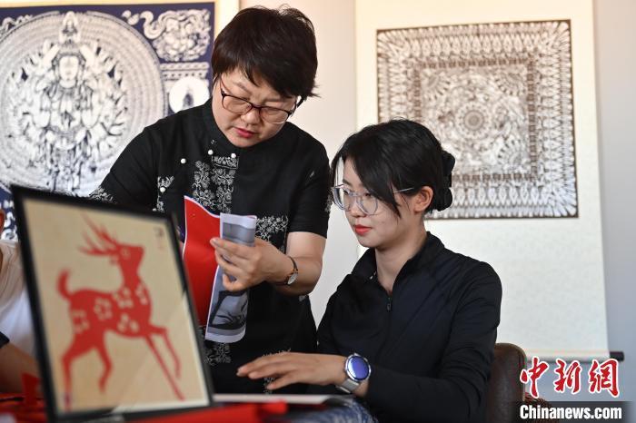 6月6日，在甘肅敦煌青年夜校課程中，青年學(xué)員學(xué)習(xí)敦煌非遺剪紙課程。李亞龍 攝