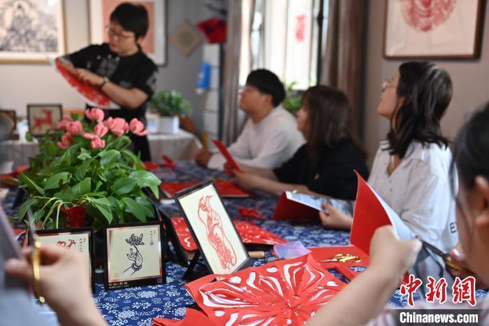 6月6日，在甘肅敦煌青年夜校課程中，青年學(xué)員學(xué)習(xí)敦煌非遺剪紙課程。李亞龍 攝　　