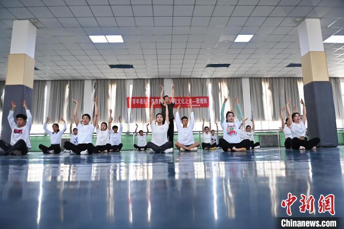 6月6日，在甘肅敦煌青年夜校課程中，青年學(xué)員學(xué)習(xí)敦煌舞課程。李亞龍 攝　　